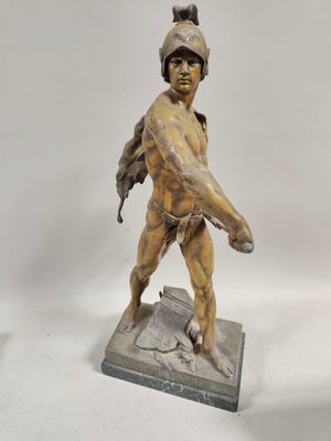 statue d'un homme tenant une batte de baseball, posée sur un socle en marbre