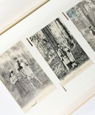 plusieurs vieilles photos en noir et blanc représentant des personnes dans les bois