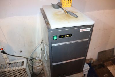 une photo d'une cuisine sale avec un lave-vaisselle à l'intérieur