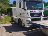 un camion qui tracte une remorque sur la route