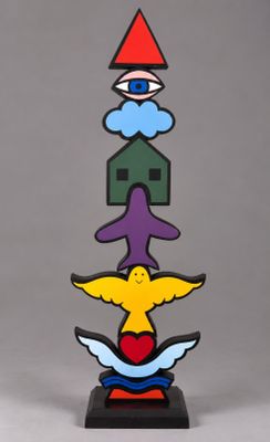 une sculpture colorée représentant un oiseau au sommet d'une tour