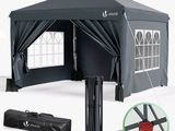 une tente noire avec des rideaux et un sac noir