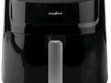 une image représentant une friteuse à air chaud noire sur fond blanc