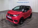 une Smart rouge garée dans un showroom au sol carrelé