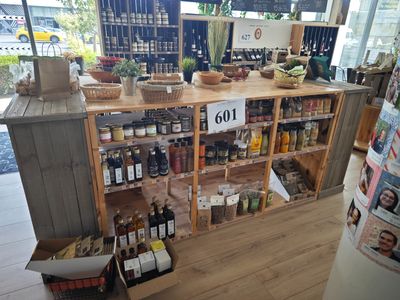 un comptoir sur lequel sont posées de nombreuses bouteilles de vin