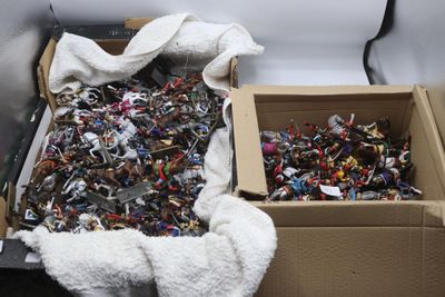deux cartons d'objets hétéroclites posés sur le sol