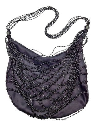 une image représentant un sac à main noir entouré d'une chaîne
