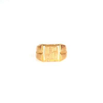 une image représentant une bague-sceau en or avec un sceau carré au centre
