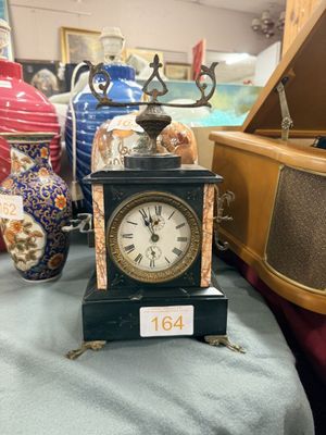 une horloge posée sur une table dans une pièce