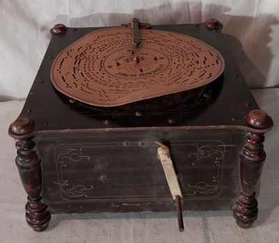 une petite boîte en bois ornée d'un motif décoratif sur le dessus