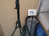 un trépied avec un sac et un appareil photo monté sur le trépied
