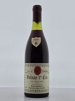 une bouteille de vin posée sur une table
