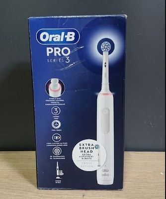 une photo d'une boîte de brosses à dents posée sur une table