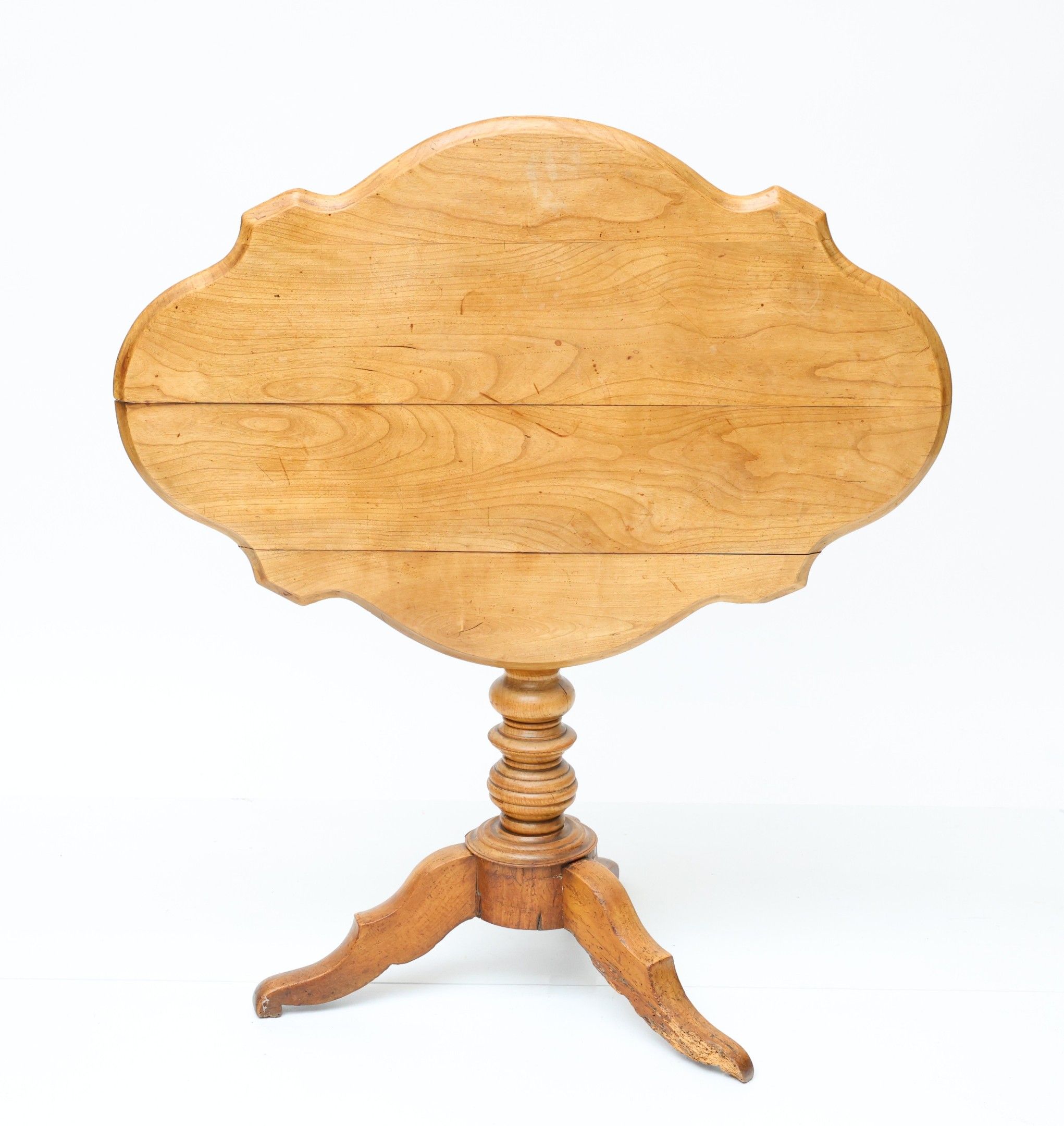 Table en bois naturel à plateau basculant mouvementé, piètem…