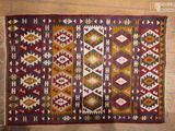 un vieux tapis posé sur un parquet, avec un parquet