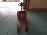 un chariot élévateur qui se trouve dans un garage