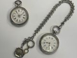 deux types différents de montres de poche posées sur une table