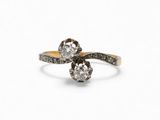gros plan d'une bague en diamant sur fond blanc