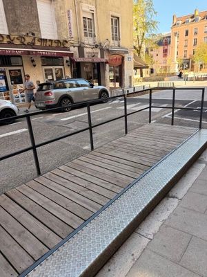 une rampe métallique au bord de la rue