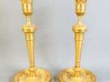 paire de chandeliers anciens en laiton sur fond blanc