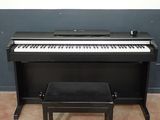 un piano posé à côté d'un banc