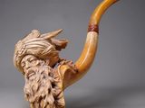 une image représentant une pipe sculptée sur laquelle figure une tête d'homme