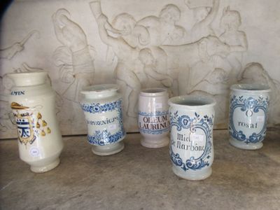 Quatre pots à pharmacie en faïence XVIIIème/XIXème, on y joi…