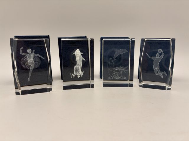 Quatre presses papiers en verre, dehors intérieur d’une danseuse,...