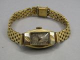une image représentant une montre-bracelet en or au cadran carré
