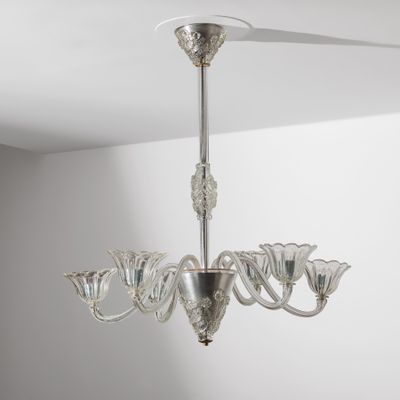 gros plan d'un lustre suspendu au plafond