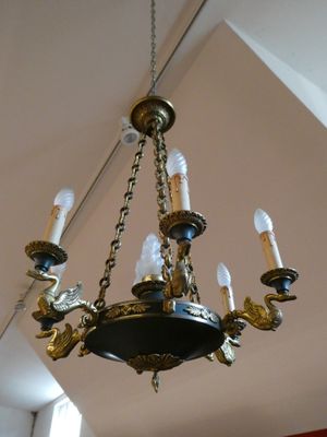 Lustre en bronze doré et patiné, à 6 branches aux cygnes et …
