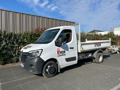 un camion blanc garé dans un parking