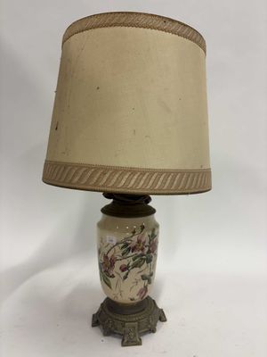 l'image d'une lampe posée sur une table
