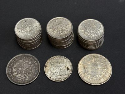 un groupe de cinq pièces d'argent empilées les unes sur les autres