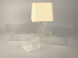 trois cubes en acrylique transparent surmontés d'une lampe