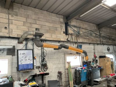 une grue suspendue au plafond d'un bâtiment