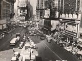 une photo en noir et blanc d'une rue animée en ville