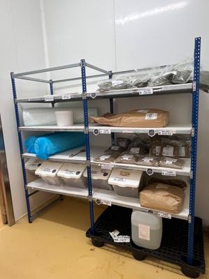 une étagère contenant de nombreux objets dans une pièce