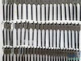 a lot of knives that are on a shelf