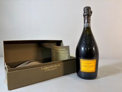 une bouteille de champagne posée à côté d'une boîte