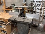une machine posée sur une table dans une pièce