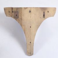 Trois consoles d'applique en noyer mouluré. (photo 3)