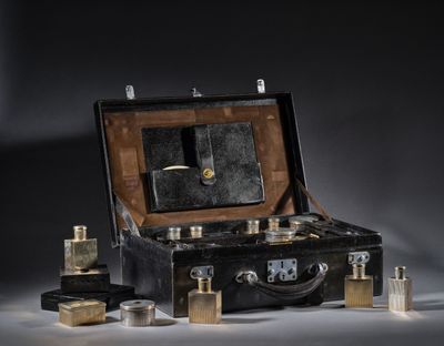 une valise noire contenant tout un tas d'objets divers