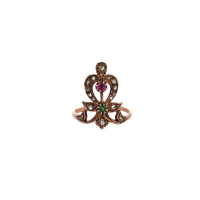 Gros plan sur une bague ornée d'une fleur