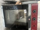 un four à micro-ondes rouge posé sur un plan de travail