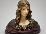 statue d'une femme coiffée d'une couronne, sur fond blanc