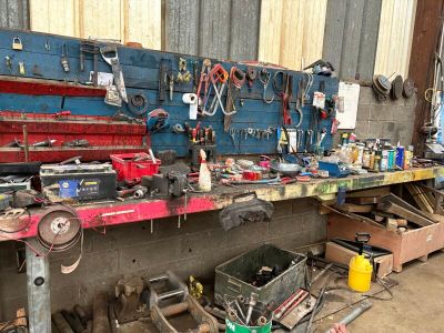 de nombreux outils sur un établi dans un garage