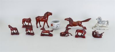 un grand nombre de figurines posées sur une table