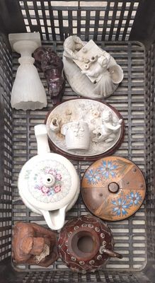 un panier rempli d'objets variés