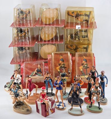 de nombreuses figurines de différents types et tailles sont exposées